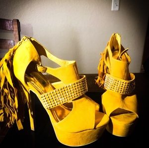 Mustard open toe pumps worn 1x